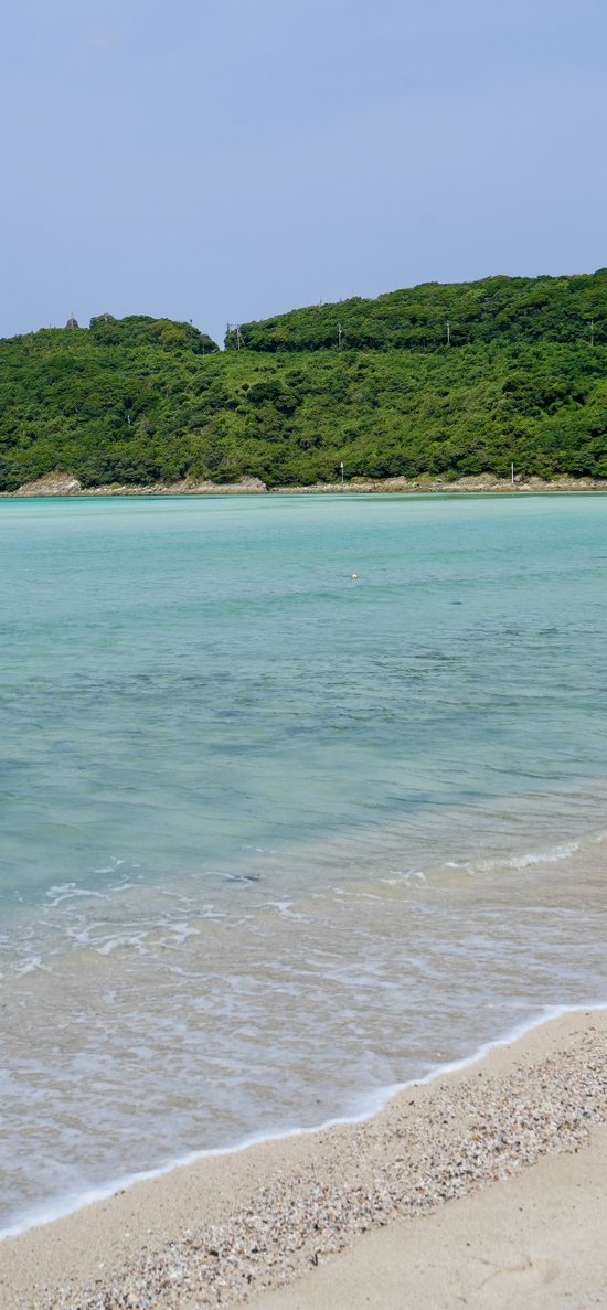 緑の岬と、透きとおった入り江の海