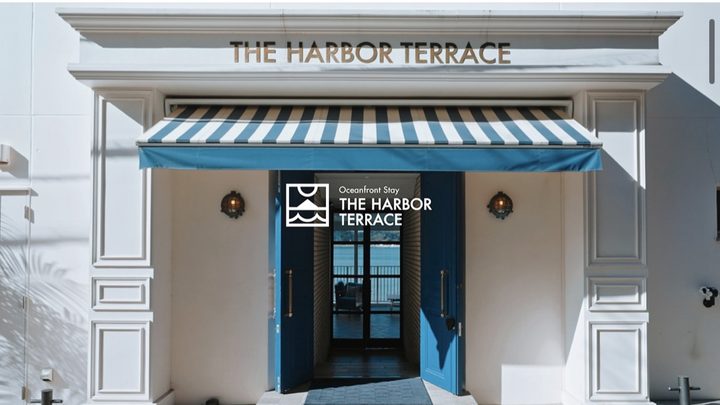 「THE HARBOR TERRACE」の入口を写した映像の一場面