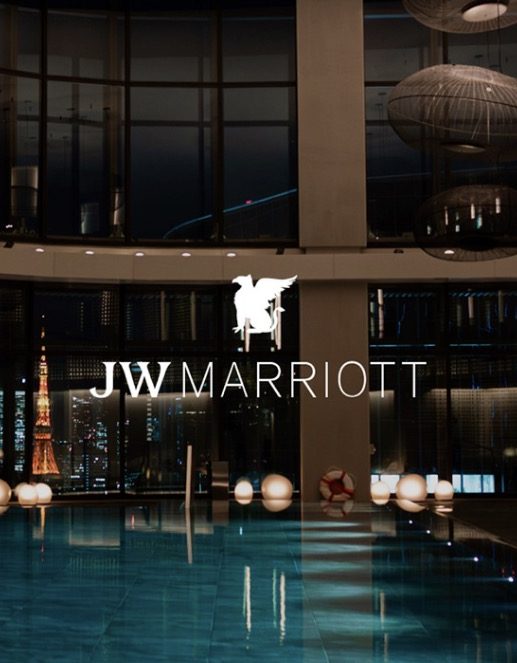 JWマリオット・ホテル東京の夜のプールを写した映像の一場面