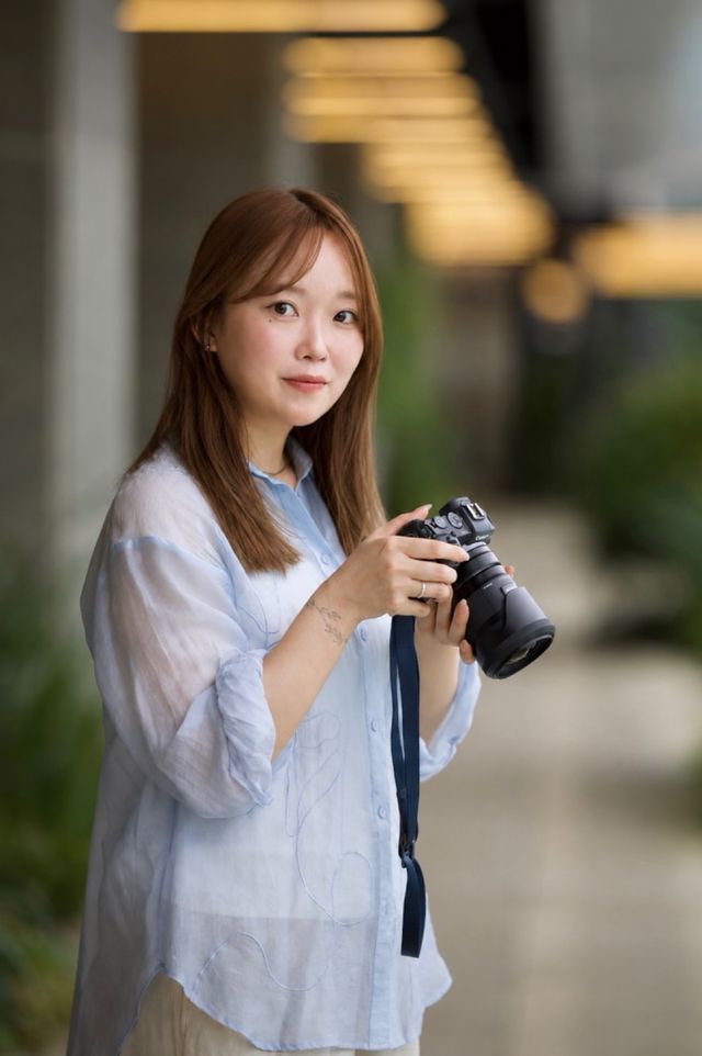 カメラを手にした女性のポートレート
