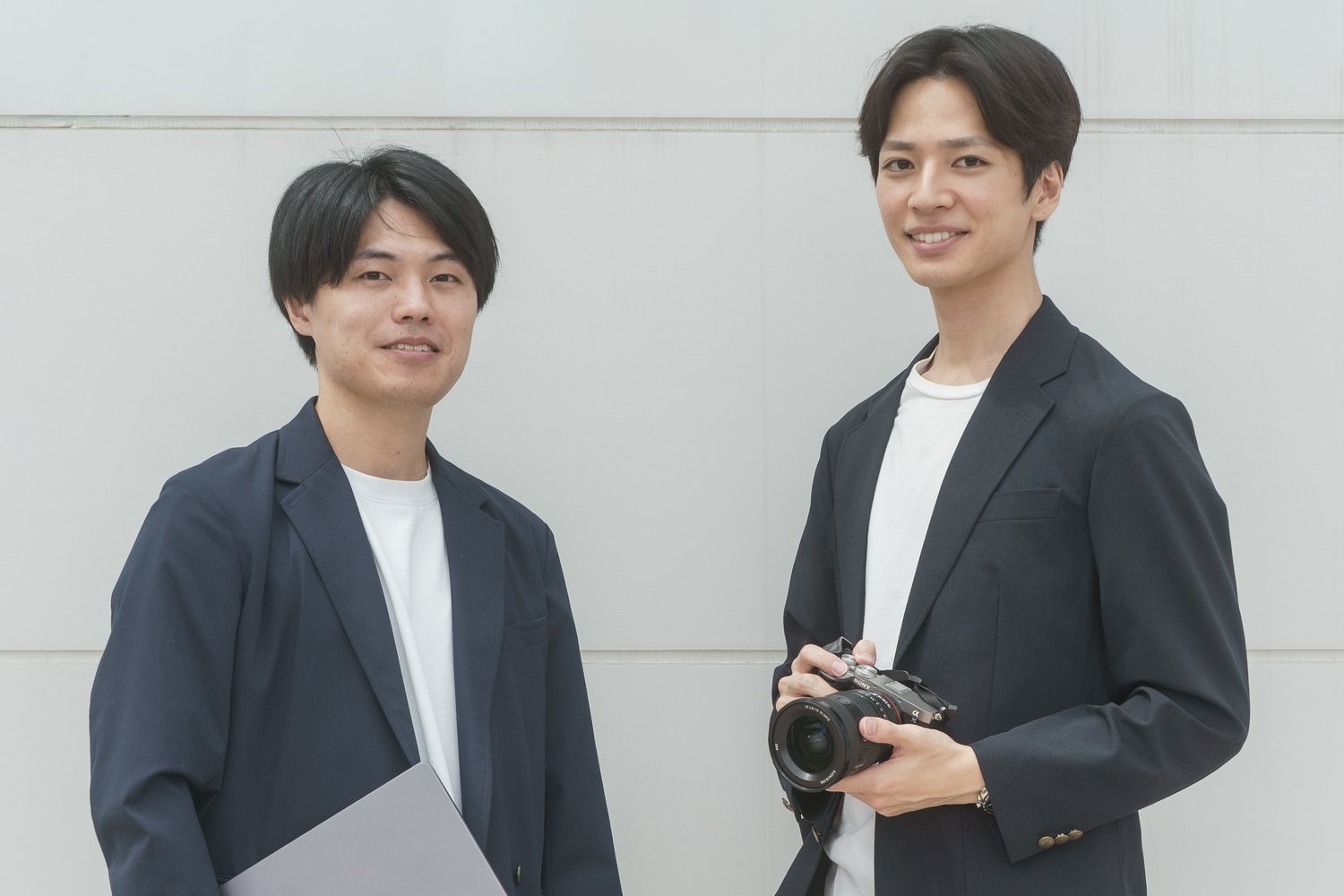 カメラを持つメンバーと並ぶ、YADOTOMOの2人